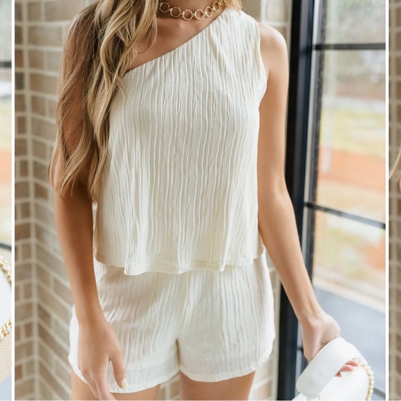 Gilli Pants - NWT GiLLi textured one-shoulder Romper